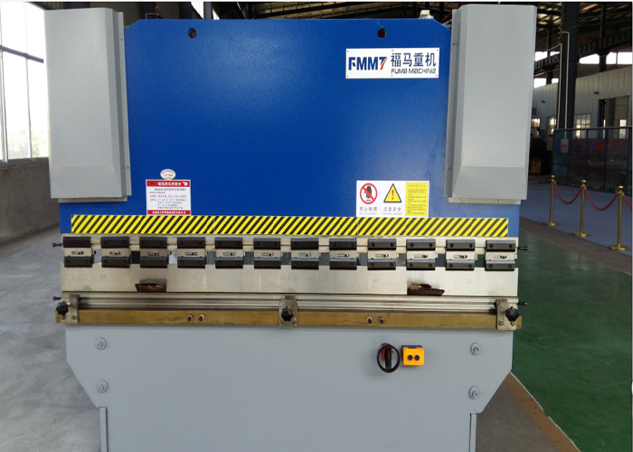 液(ye)壓闆料折(shé)彎機63T2500 