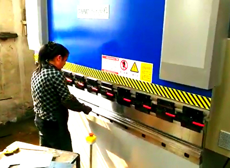  WE67K-63T2500（DA41）數控折(she)彎機客(ke)戶現場(chang)