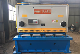 閘式(shi)剪闆機40×2500 配(pèi)伺服主電(diàn)機